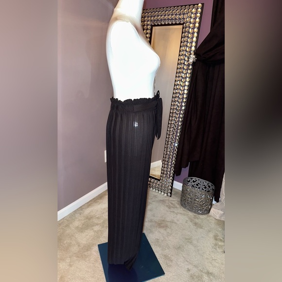 Elegant Black Pleated Pants - Picture 3 of 8